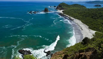 Puerto López, un destino ideal para disfrutar de turismo de playa y del avistamiento de ballenas en la costa ecuatoriana