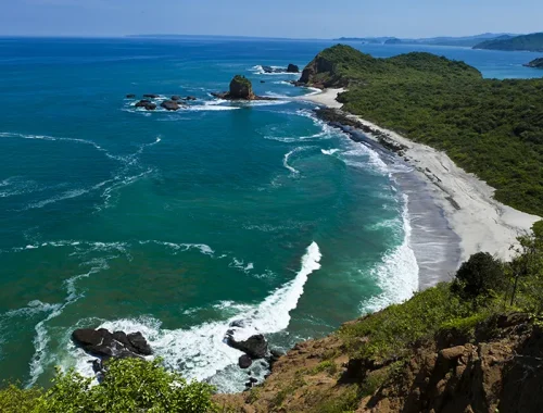 Puerto López, un destino ideal para disfrutar de turismo de playa y del avistamiento de ballenas en la costa ecuatoriana