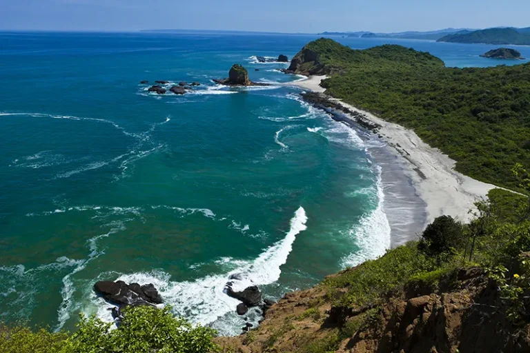 Puerto López, un destino ideal para disfrutar de turismo de playa y del avistamiento de ballenas en la costa ecuatoriana