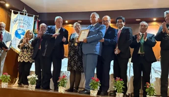 Embajador Juan Bolívar Díaz Santana recibe el Premio Flores Magón