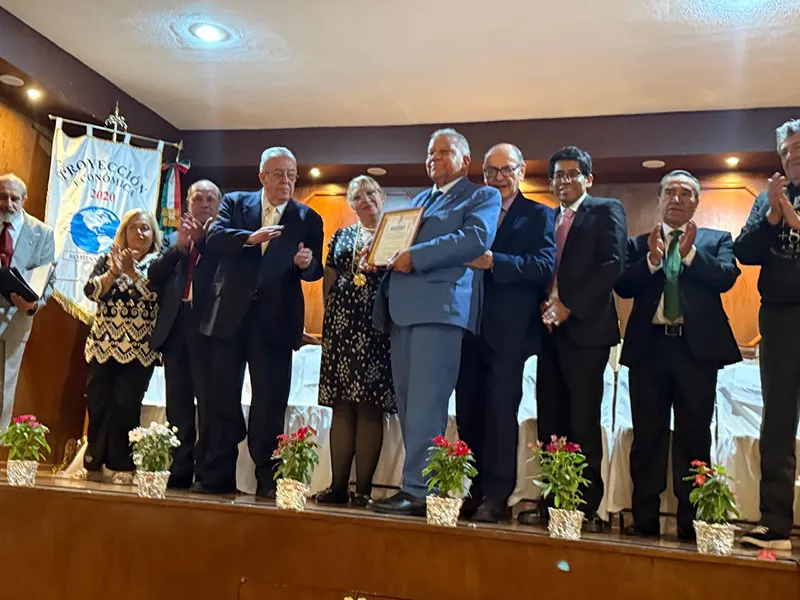 Embajador Juan Bolívar Díaz Santana recibe el Premio Flores Magón