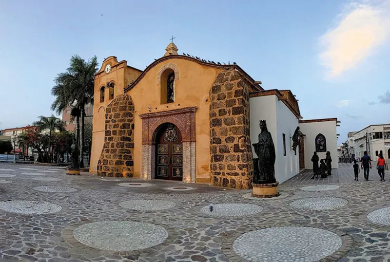 Santuario de San Dionisio, Higüey. Templo del siglo XVI fue durante siglos el hogar de la Virgen de la Altagracia. Con la inauguración de la Basílica en 1971, la imagen fue trasladada al nuevo santuario, San Dionisio hoy permanece como testimonio del origen de esta devoción en Higüey.