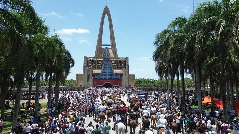 Pie de foto: Peregrinos en la tradicional actividad “Los toros de la Virgen en la Basílica de Higüey de este año, realizada tradicionalmente cada 14 de agosto. Crédito: Instagram Gobernación Provincia de La Altagracia.