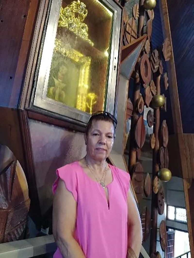 Pie de foto: Primitiva Cedano, posando frente al cuadro original, en una de sus visitas al santuario mariano. 