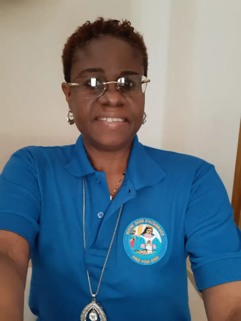 Pie de foto: Joeanne Malette, posando con una camiseta con un distintivo alusivo a la Virgen de la Altagracia. 
