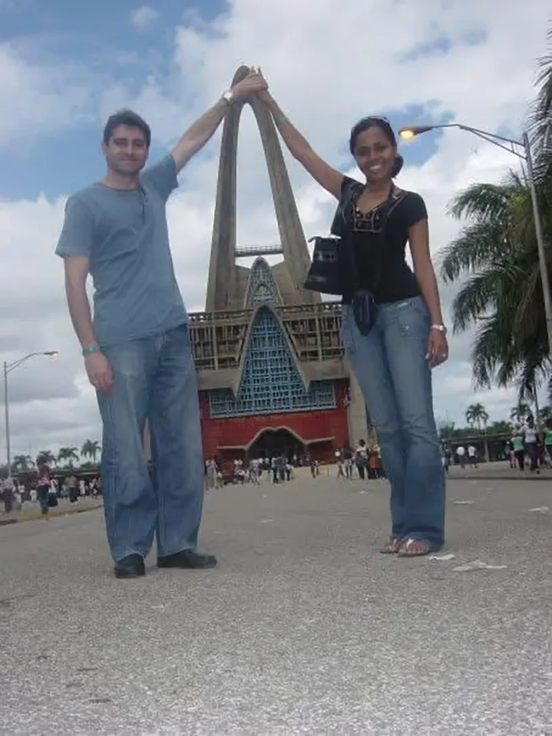 Pie de foto: José Luis Egido y su esposa, en su segunda visita a la Basílica de Higüey. 