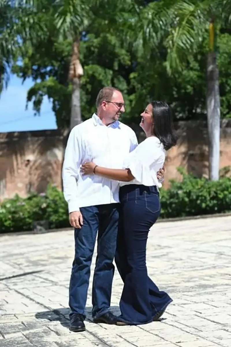 Pie de foto: los esposos Roxanna y Charles del Rosario en República Dominicana.