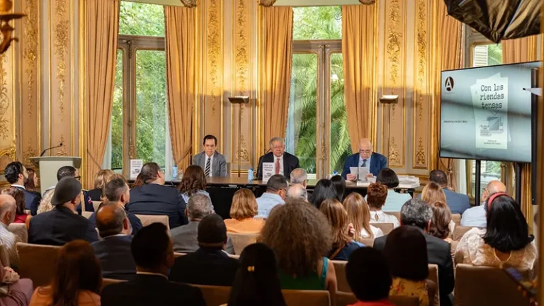 Juan Bolívar Díaz presenta “Con las riendas tensas”en Madrid, sus memorias, un recorrido por el periodismo y la historia dominicana