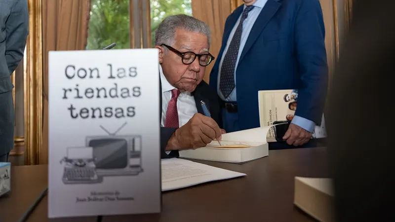 Juan Bolívar Díaz firmó ejemplares de su libro “Con las riendas tensas” Juan Bolívar Díaz firmó ejemplares de su libro “Con las riendas tensas”