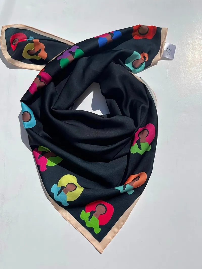 Pañuelo de Gifinas, con el motivo de la muñeca sin rostro. Pañuelo de Gifinas, con el motivo de la muñeca sin rostro.