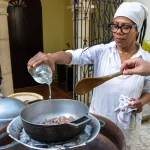 Mamá Mambó apuesta por investigar, preservar y reinterpretar los sabores dominicanos para acercar al público a la historia que existe detrás de cada ingrediente.