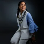 Maritza Acevedo construye el universo creativo de Gifinas, donde la identidad dominicana encuentra nuevas formas de expresarse.