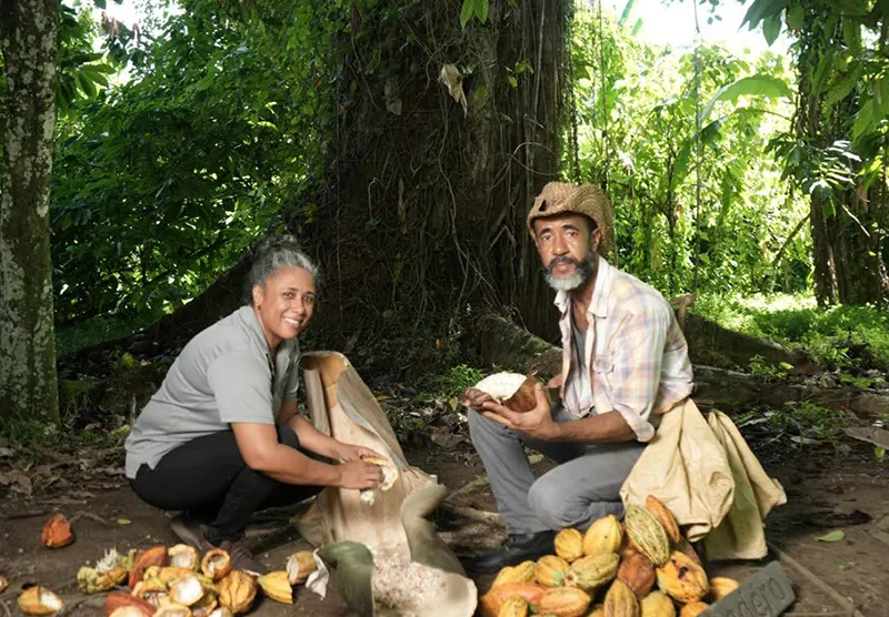 Maribel y Eduardo durante la cosecha y extracción del cacao